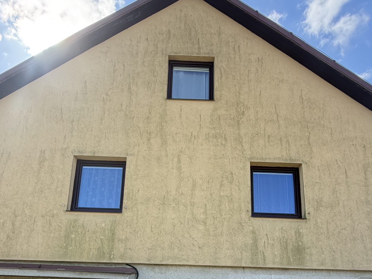 Fasáda rodinného domu — před čištěním